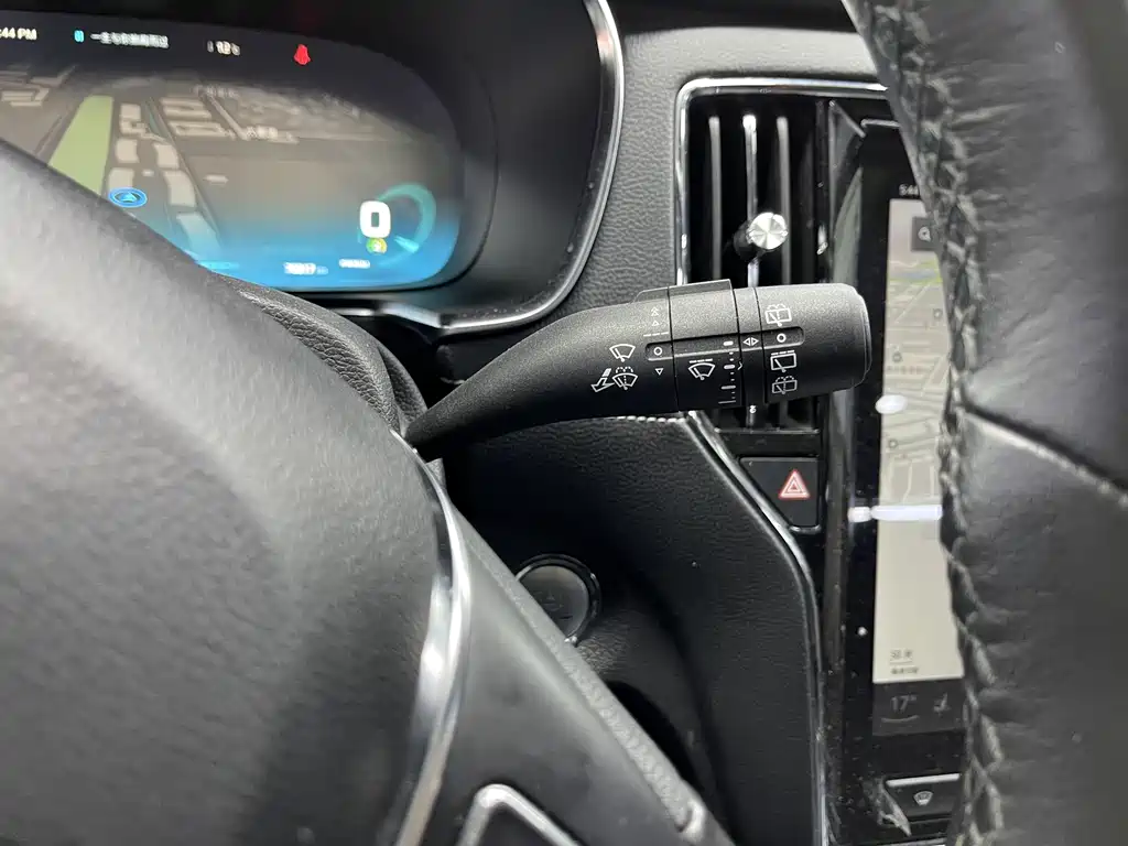 Roewe RX5 New Energy 2018 — фото 14