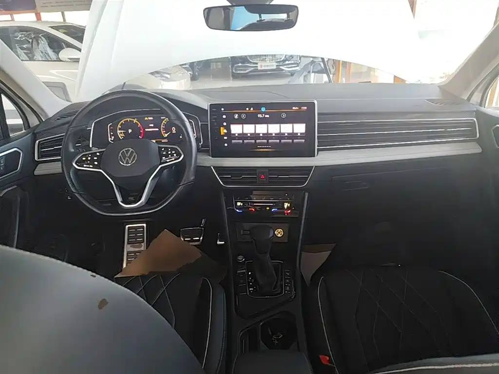 Volkswagen Tiguan L 2023 — фото 10