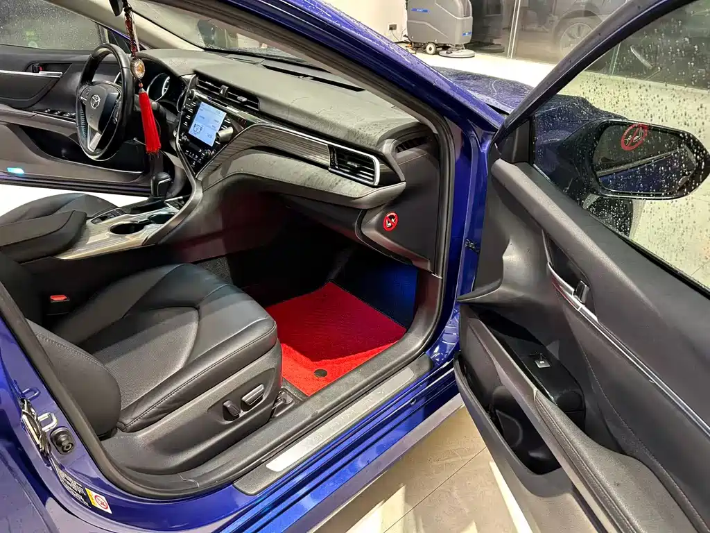 Toyota Camry 2018 — фото 16