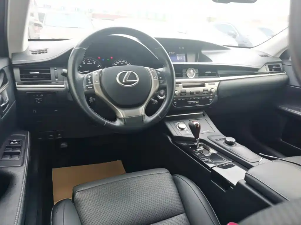 Lexus ES 2014 — фото 10