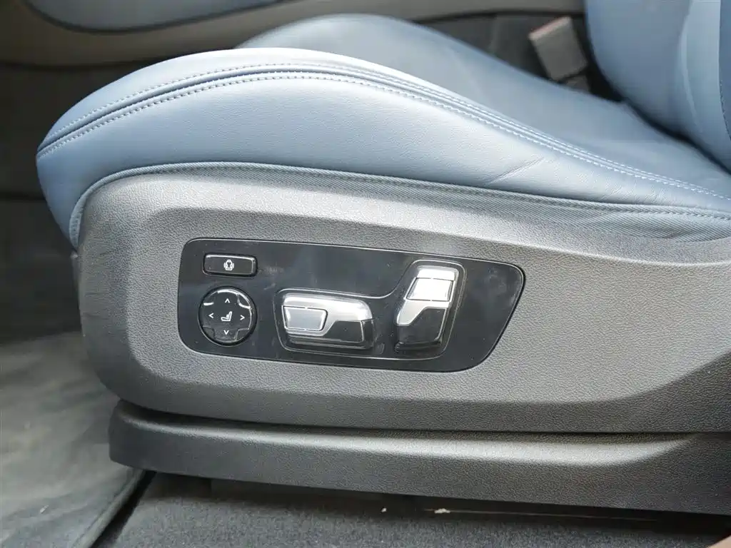 BMW XM 2023 — фото 10