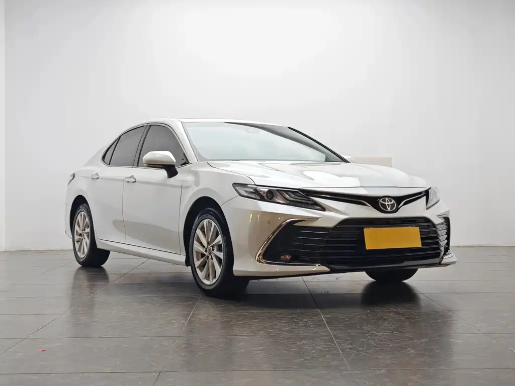 Toyota Camry 2022 — фото 2