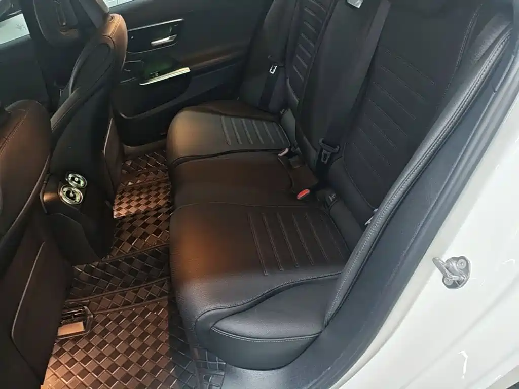 Mercedes-Benz C-Class 2023 — фото 17