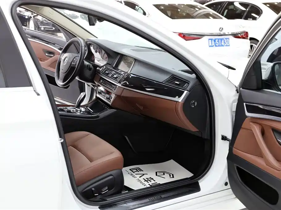 BMW 5 Series 2015 — фото 17