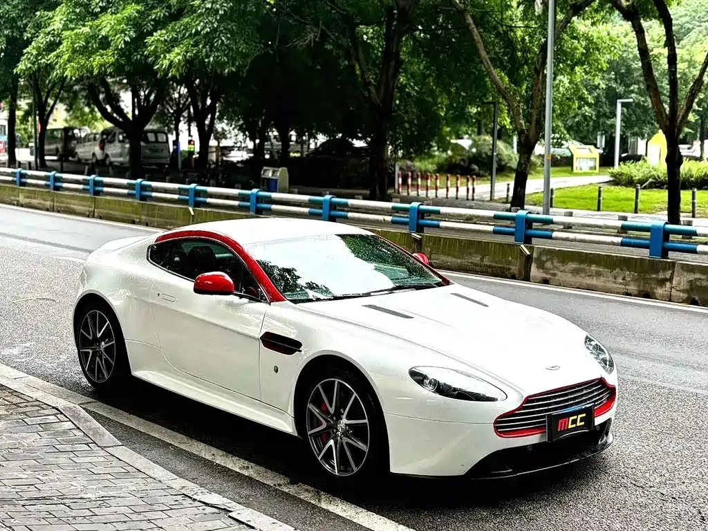 Aston Martin V8 Vantage 2013 — фото 3