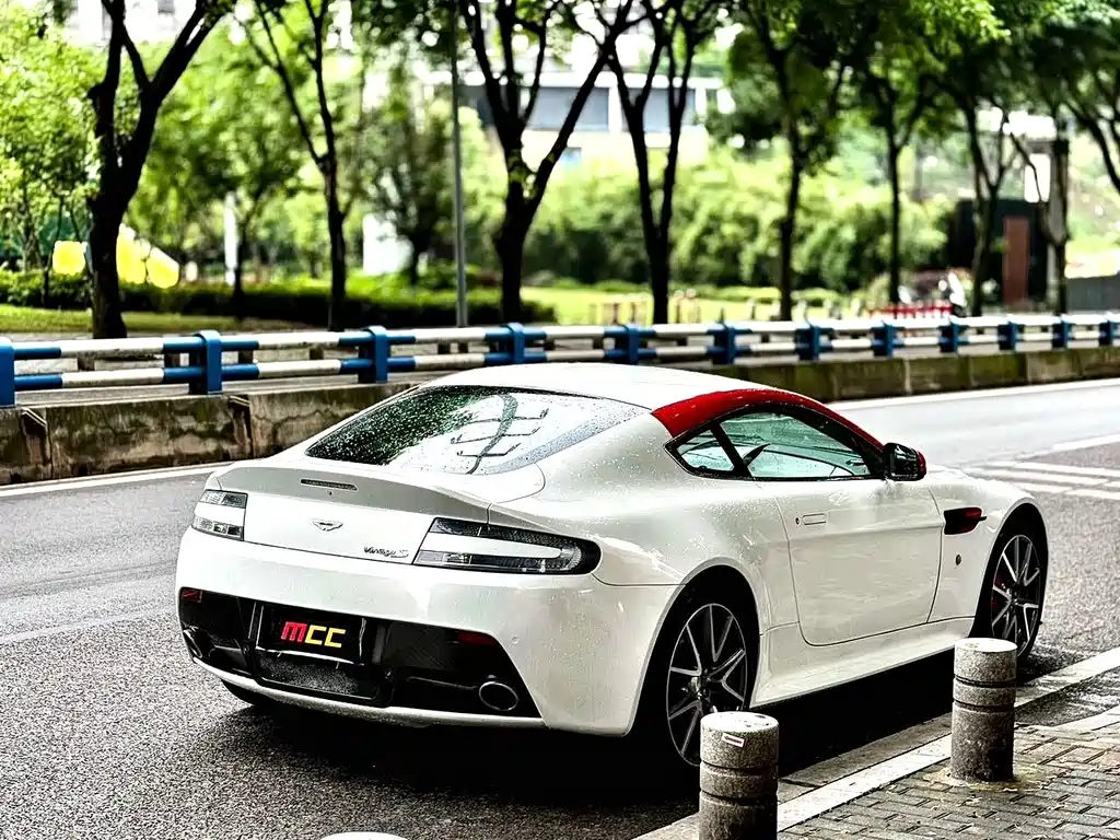 Aston Martin V8 Vantage 2013 — фото 10