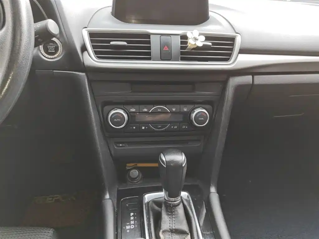 Mazda 3 Axela 2017 — фото 13