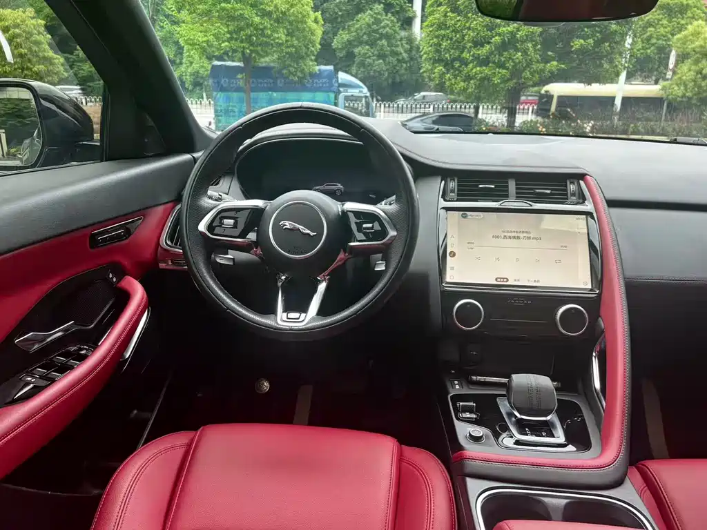 Jaguar E-PACE 2023 — фото 11