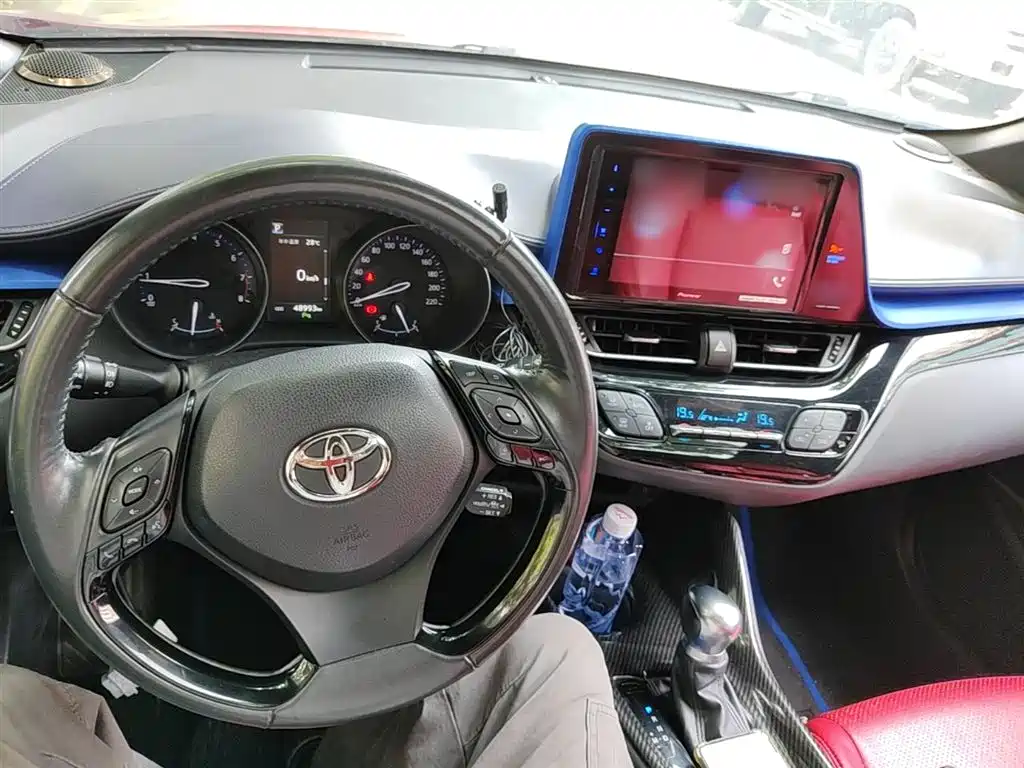 Toyota C-HR 2019 — фото 10