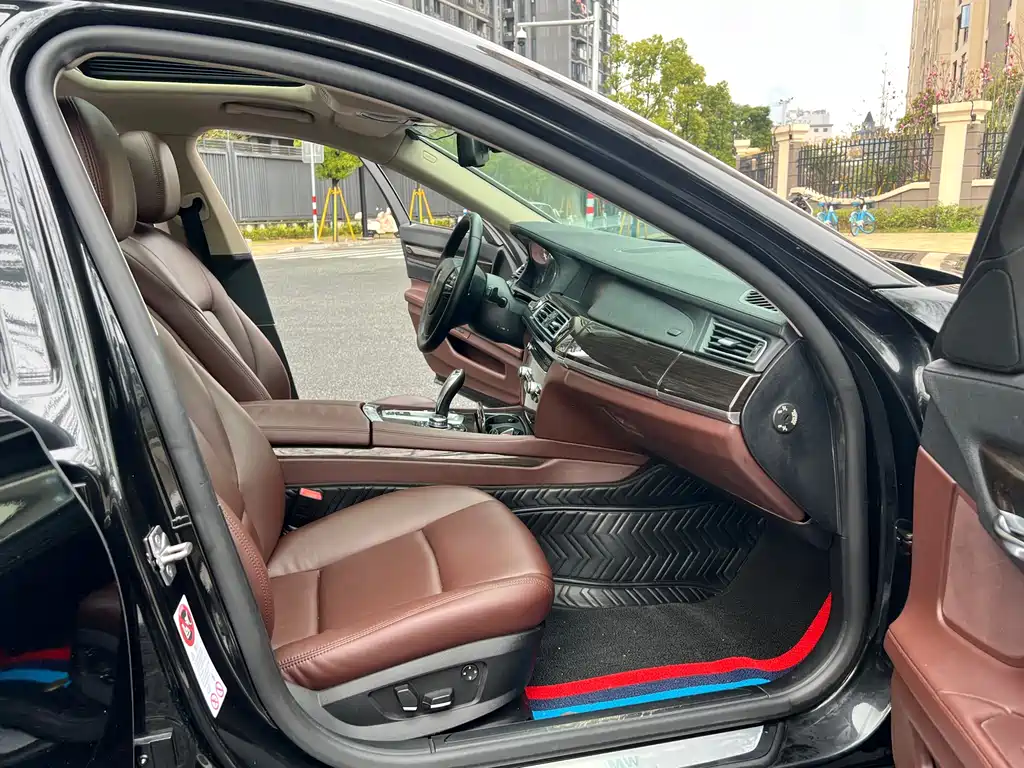 BMW 7 Series 2010 — фото 14