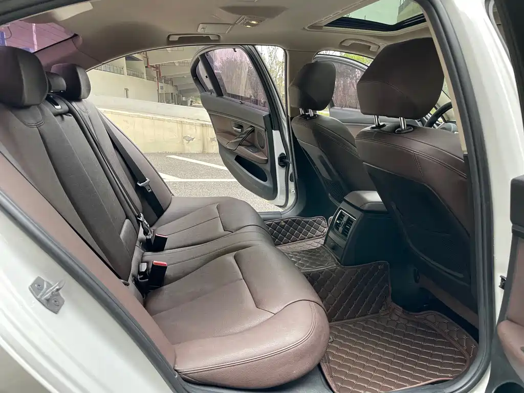 BMW 3 Series 2018 — фото 13