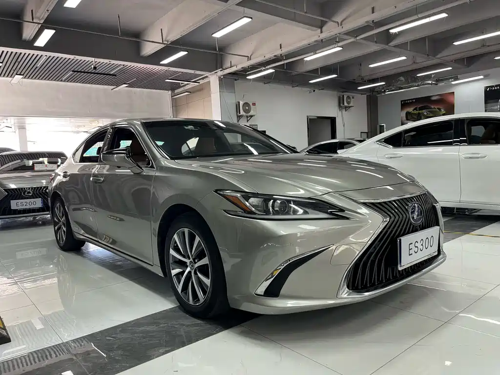 Lexus ES 2019 — фото 1