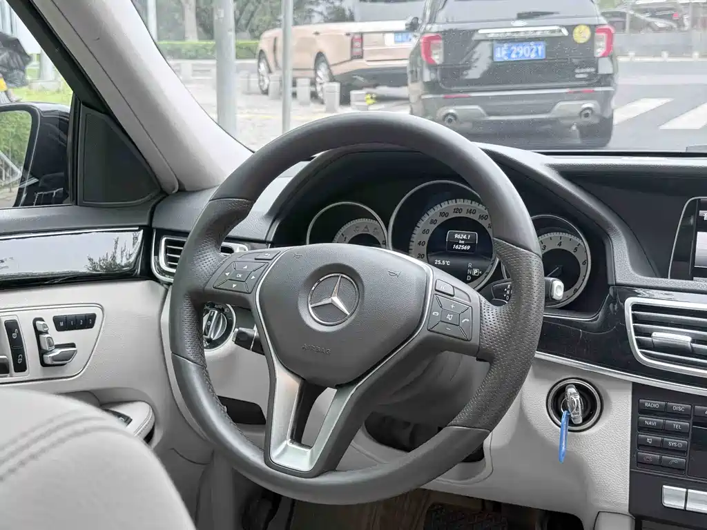 Mercedes-Benz E-Class 2014 — фото 13