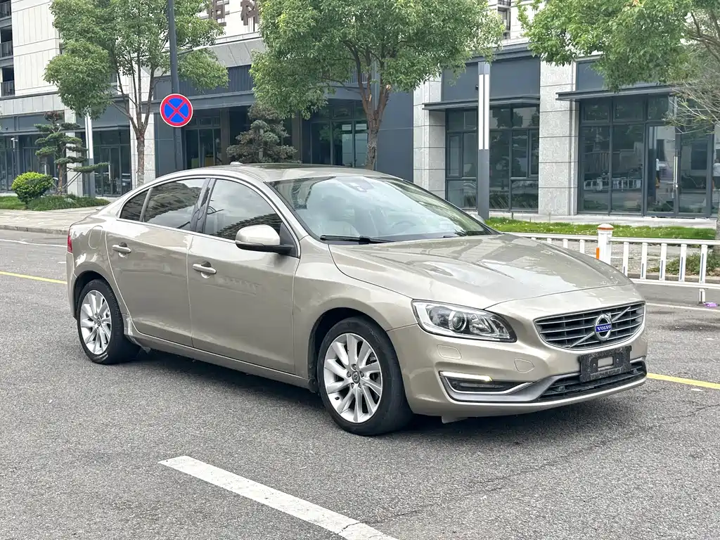 Volvo S60 2015 — фото 4