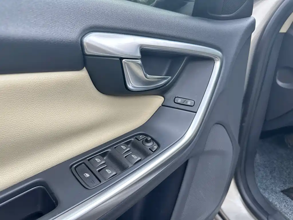Volvo S60 2015 — фото 11