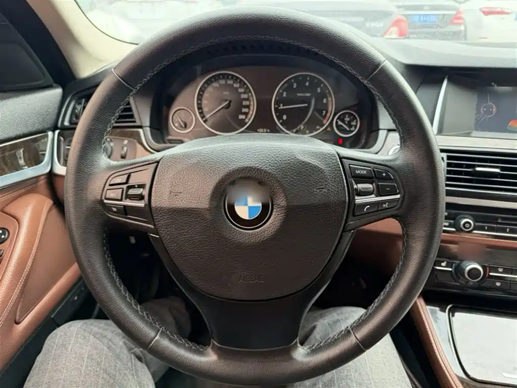 BMW 5 Series 2015 — фото 3