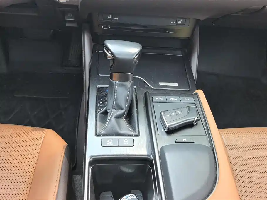 Lexus ES 2020 — фото 16