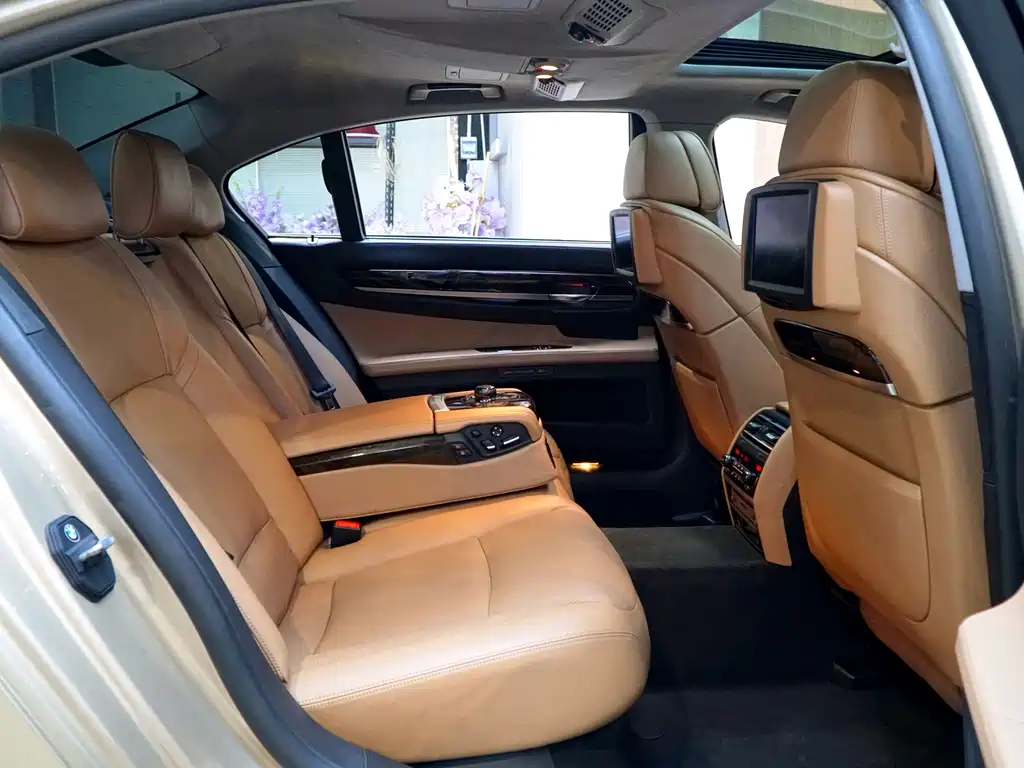BMW 7 Series 2012 — фото 10