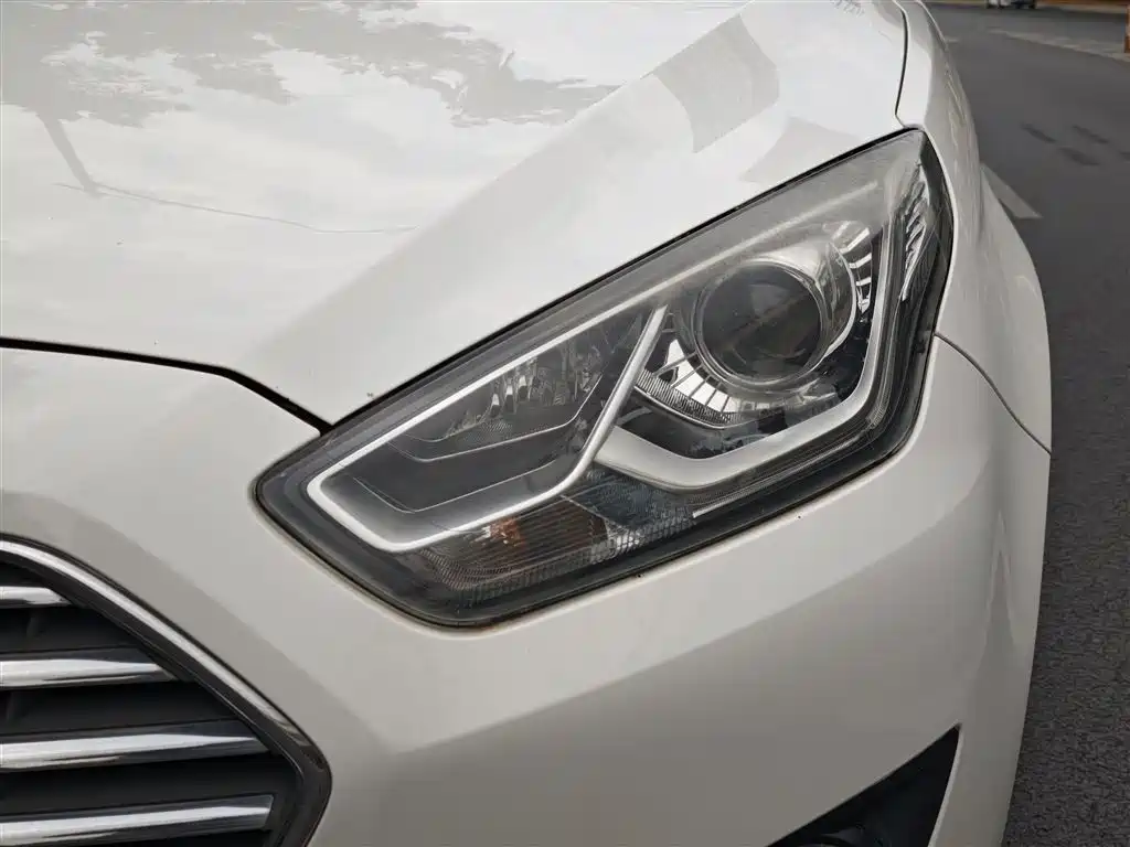 Ford Escort 2018 — фото 15