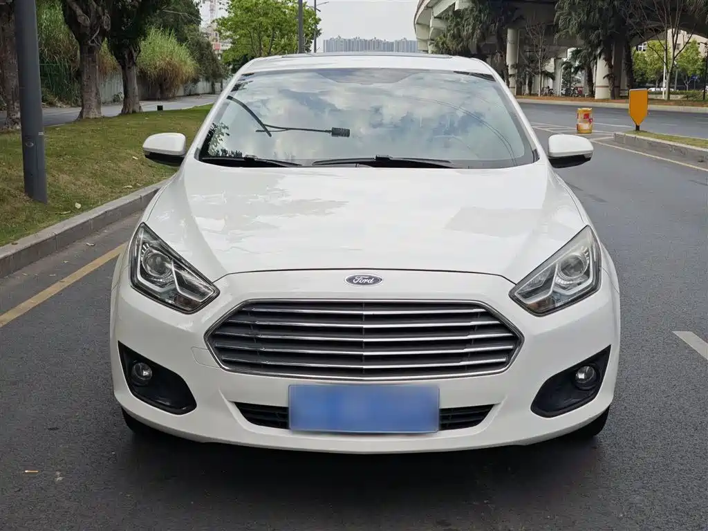 Ford Escort 2018 — фото 19