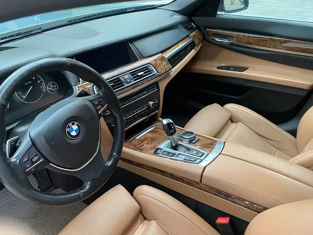 BMW 7 Series 2013 — фото 8