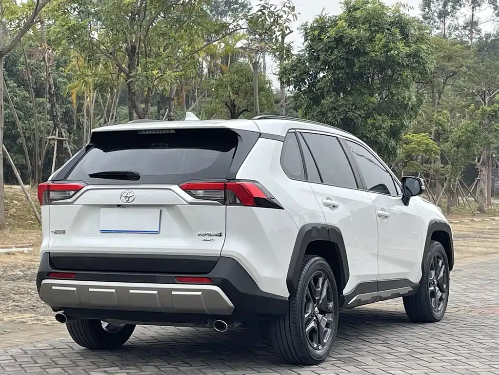 Toyota RAV4 2022 — фото 8