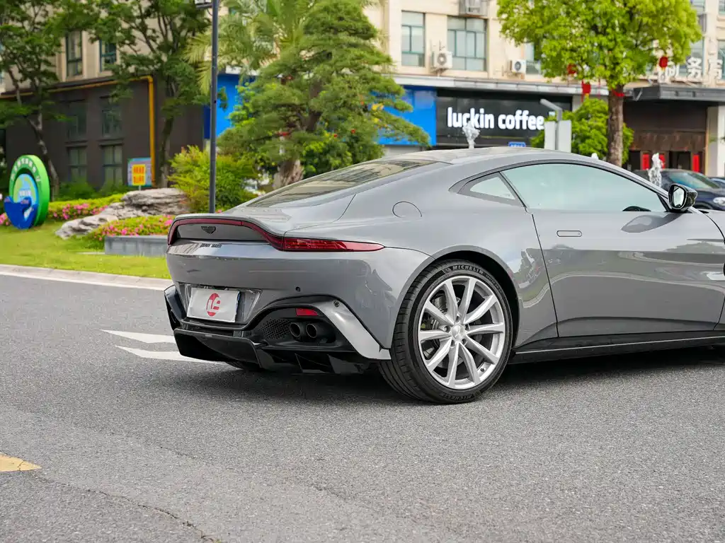 Aston Martin V8 Vantage 2021 — фото 12