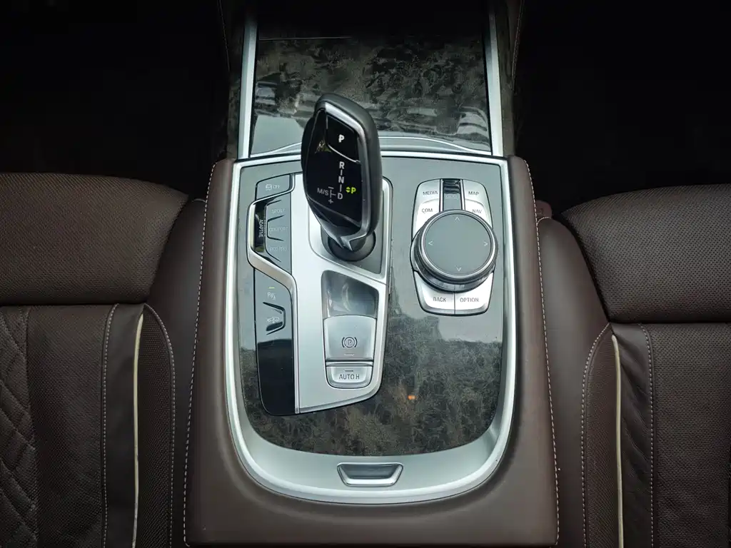BMW 7 Series 2018 — фото 26
