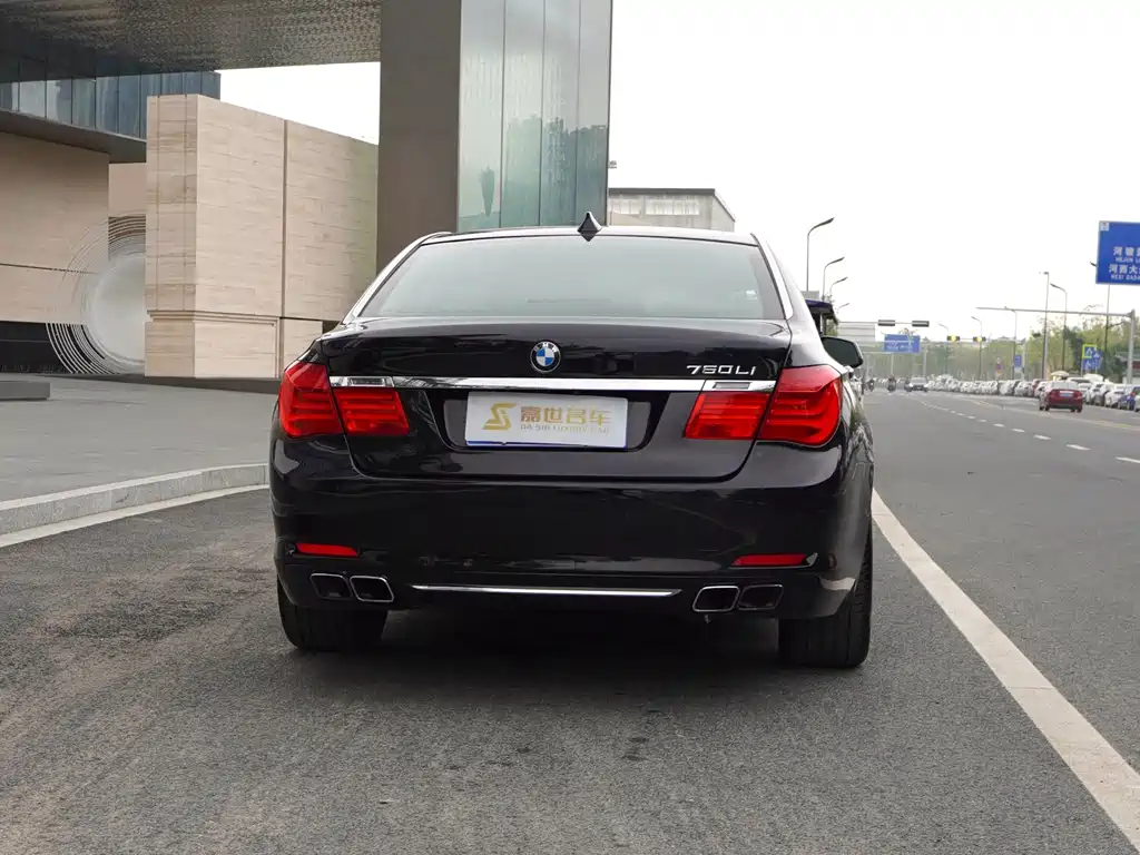 BMW 7 Series 2010 — фото 11