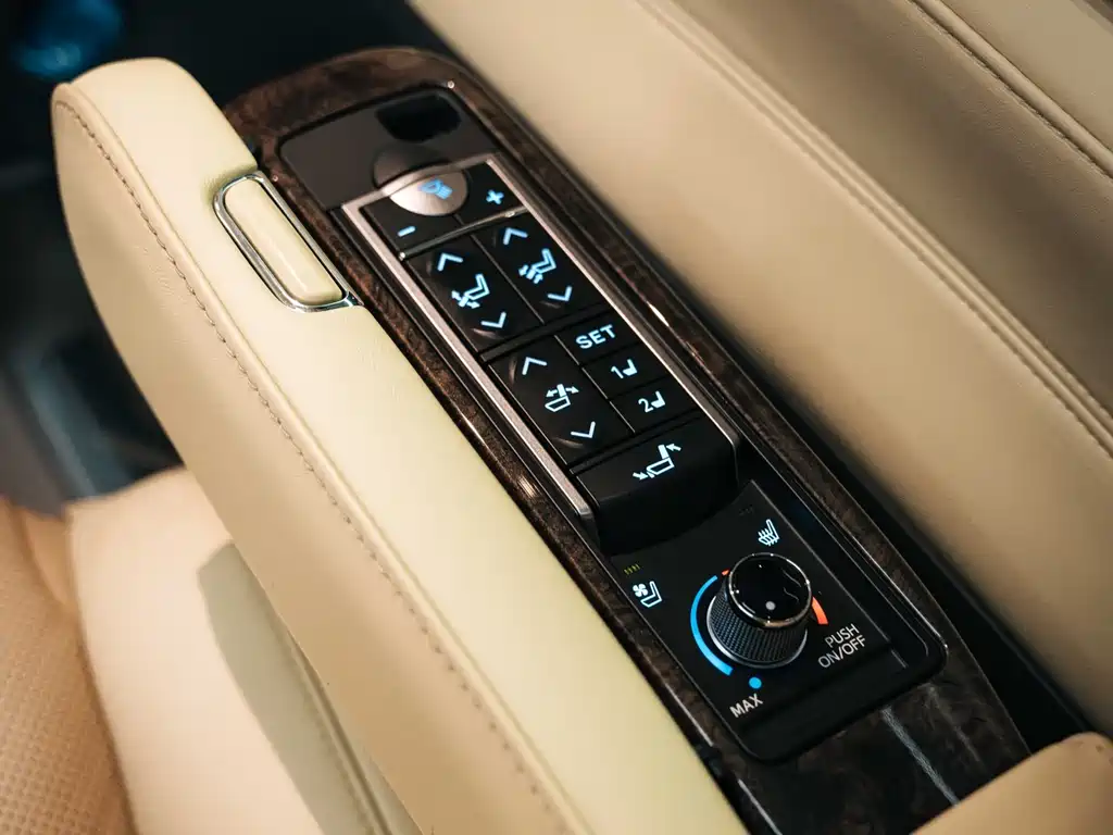 Toyota Alphard 2020 — фото 25