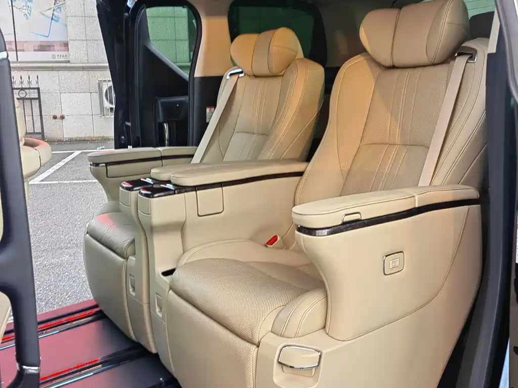 Toyota Alphard 2023 — фото 8