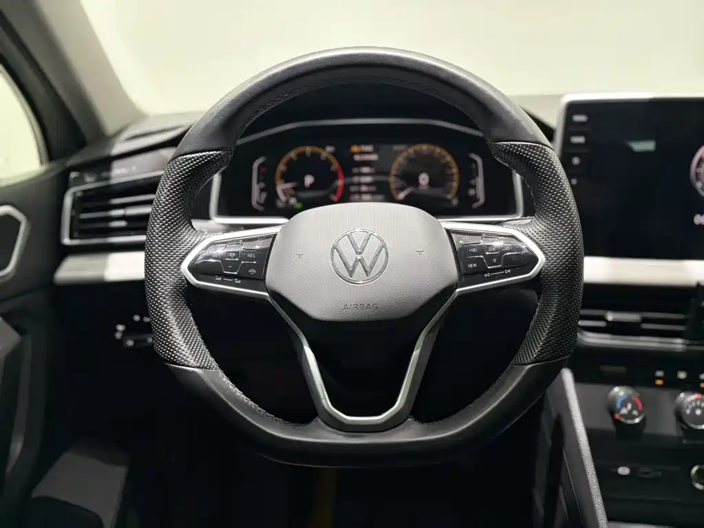 Volkswagen Tiguan L 2023 — фото 8