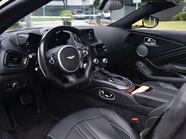 Aston Martin V8 Vantage 2022