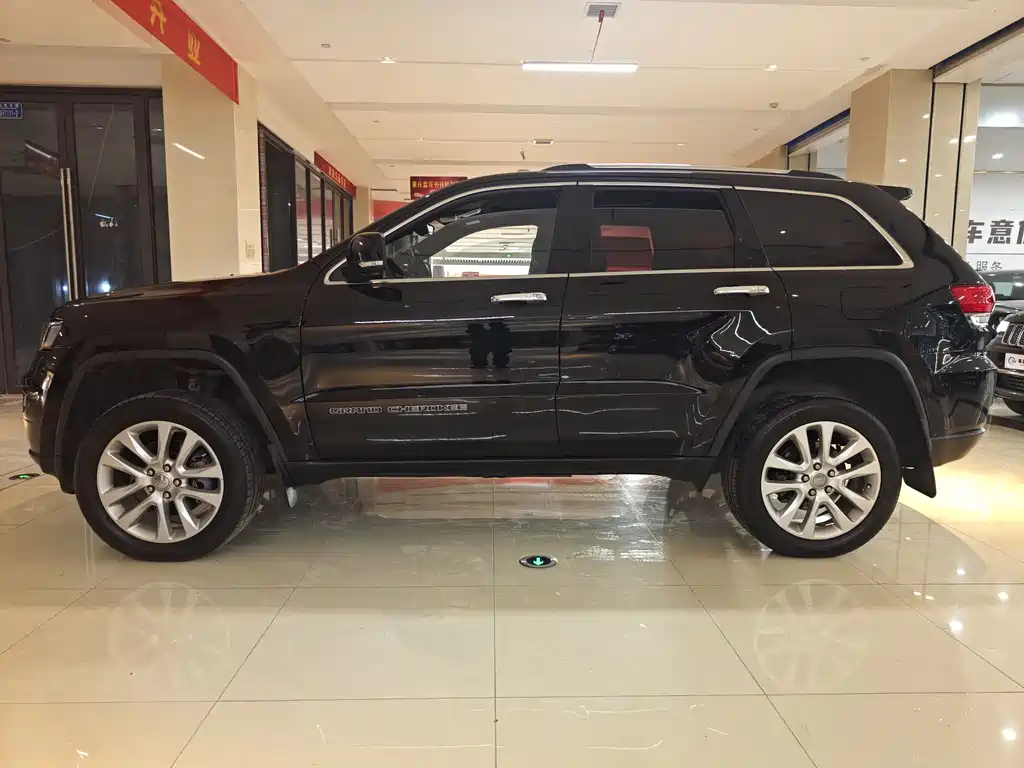 Jeep Grand Cherokee 2018 — фото 16