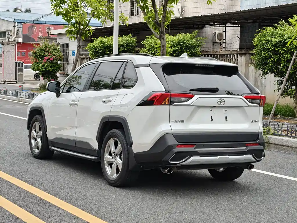 Toyota RAV4 2023 — фото 5