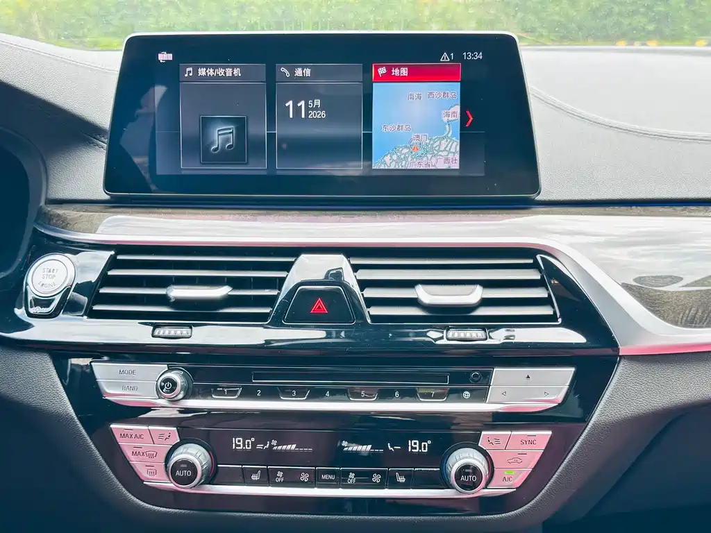 BMW 5 Series 2019 — фото 9