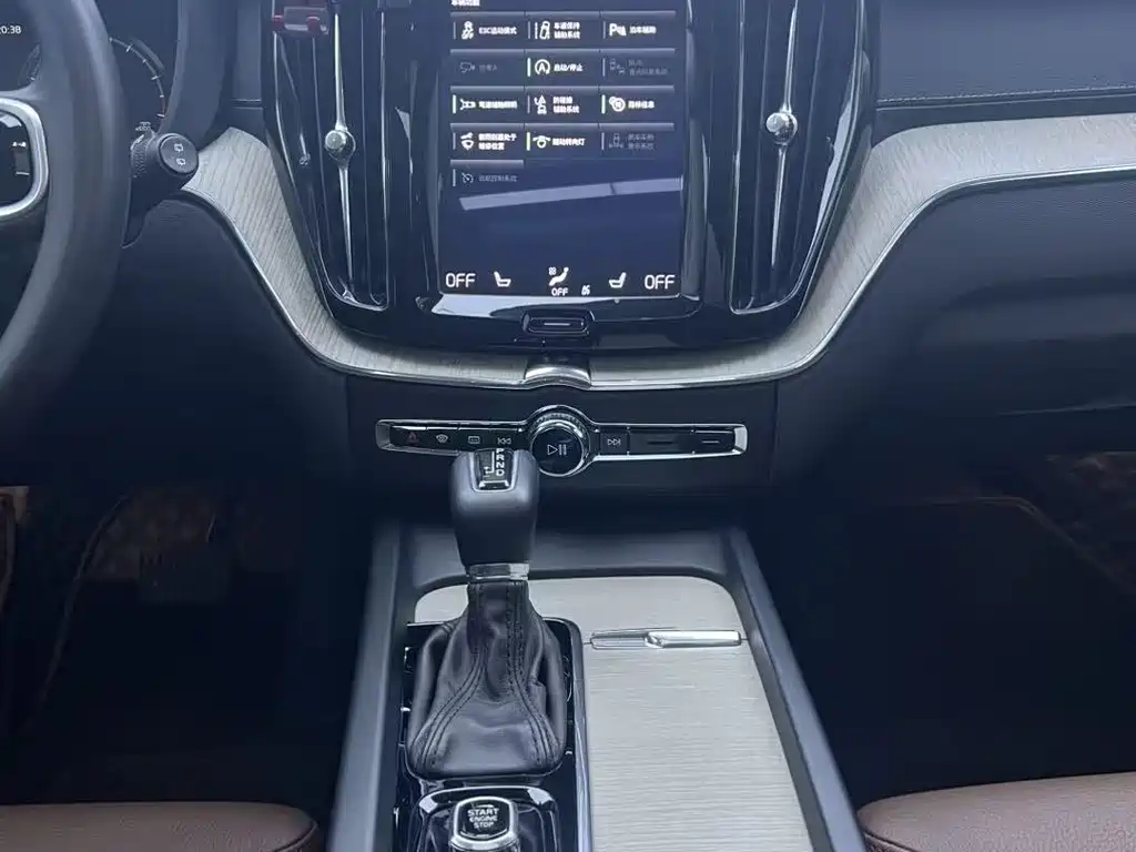 Volvo XC60 2018 — фото 11