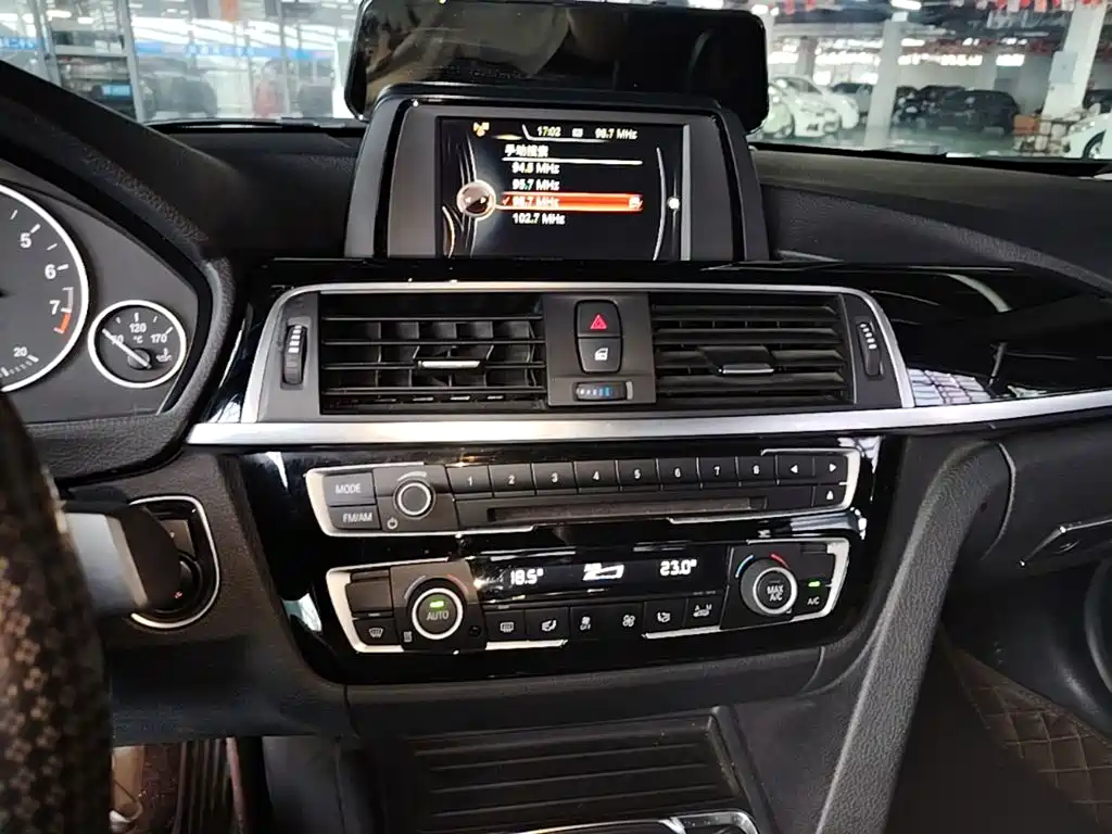 BMW 3 Series 2017 — фото 13