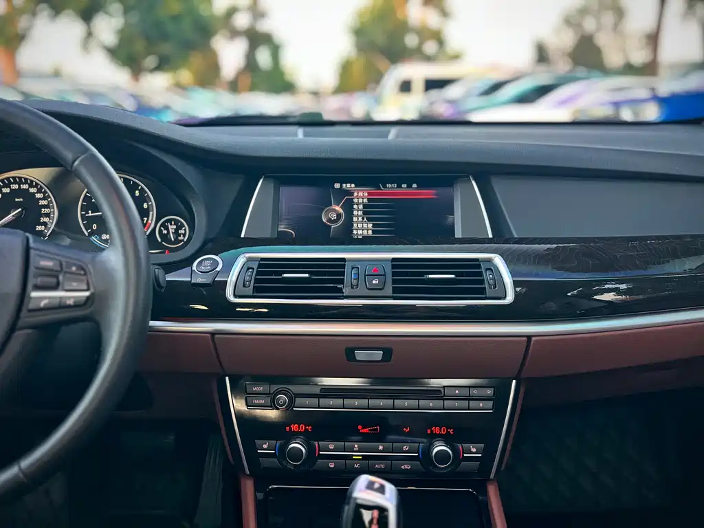 BMW 5 Series GT 2015 — фото 15