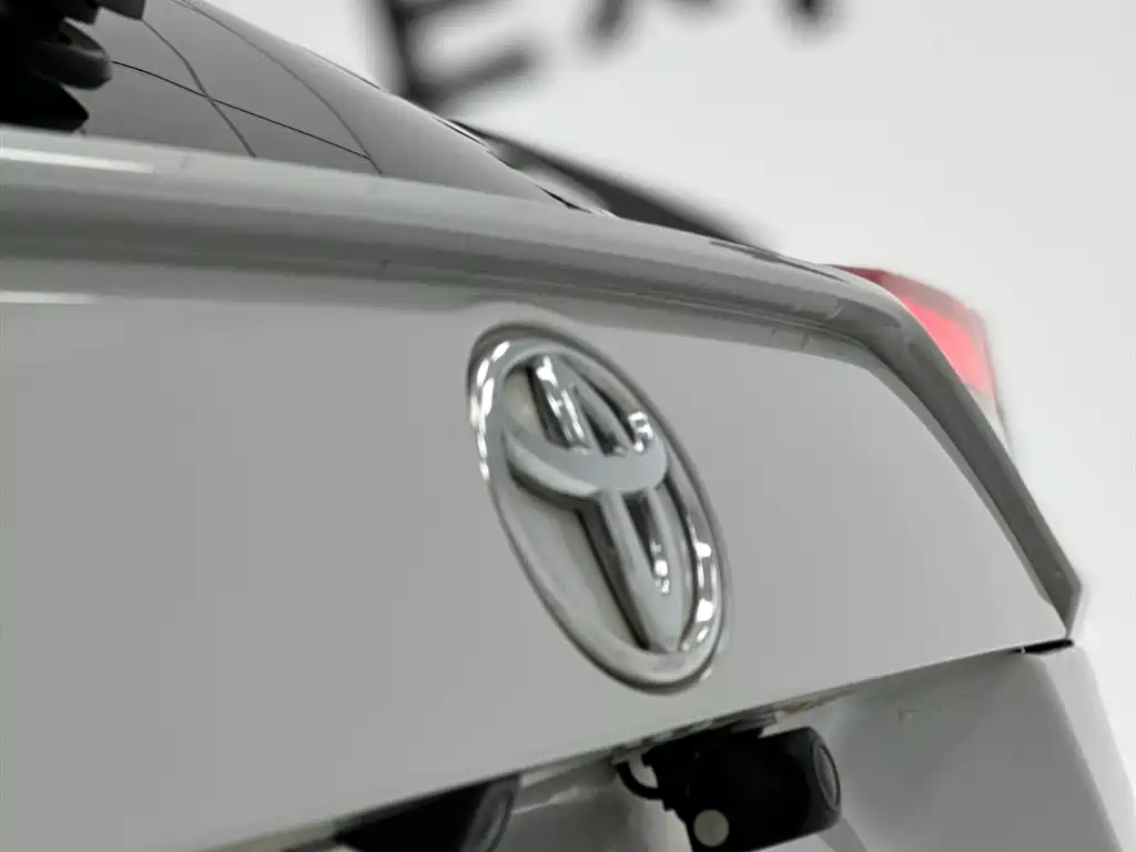 Toyota RAV4 2022 — фото 12