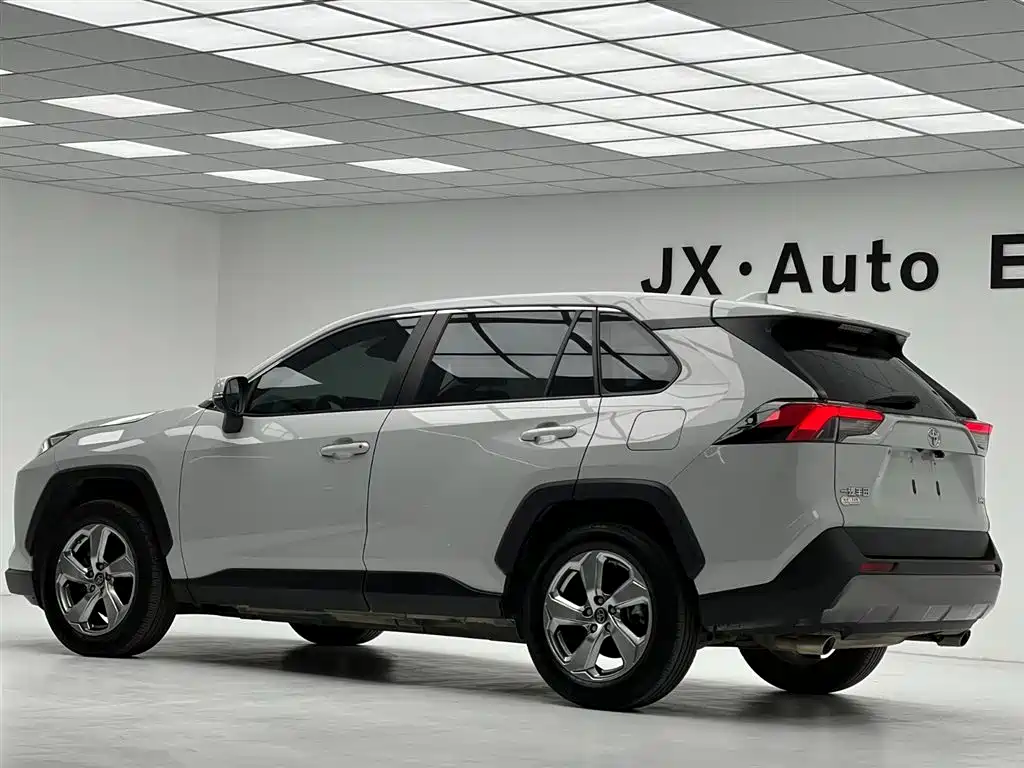 Toyota RAV4 2022 — фото 10