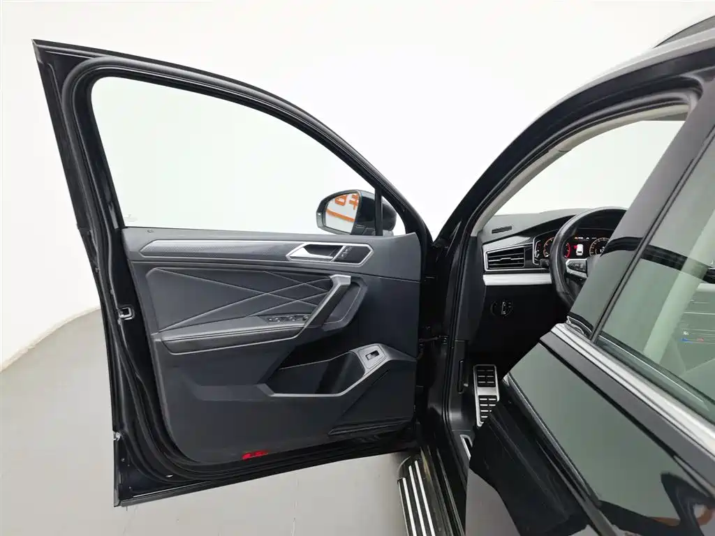 Volkswagen Tiguan L 2023 — фото 8