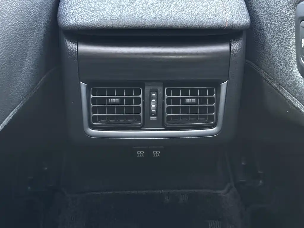 Toyota Camry 2023 — фото 24