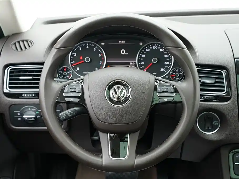 Volkswagen Touareg 2017 — фото 14
