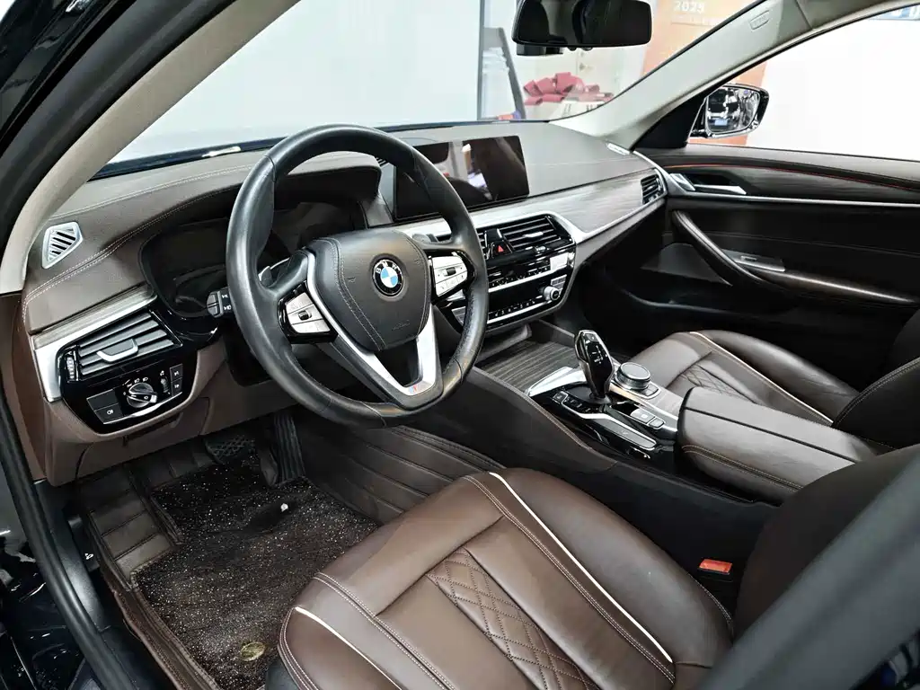 BMW 5 Series 2020 — фото 16