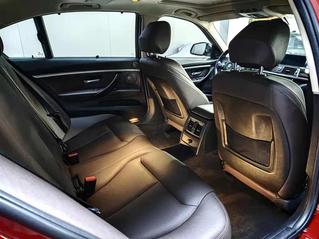 BMW 3 Series 2018 — фото 15