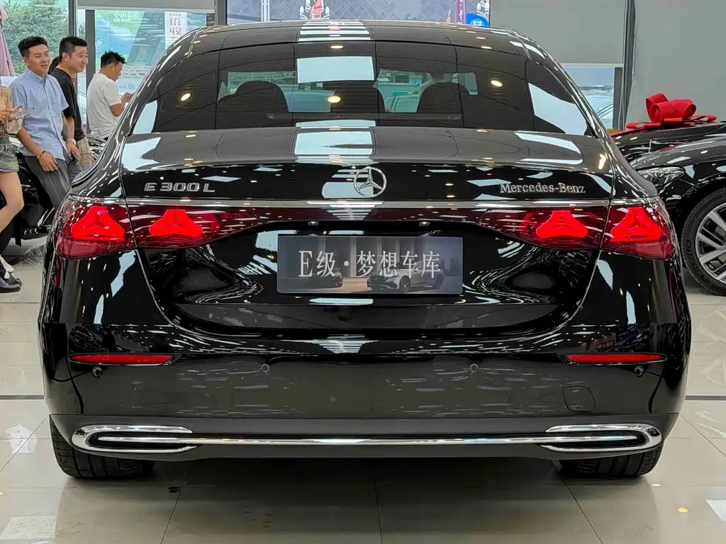 Mercedes-Benz E-Class 2025 — фото 17