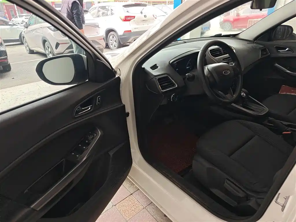 Ford Escort 2021 — фото 16