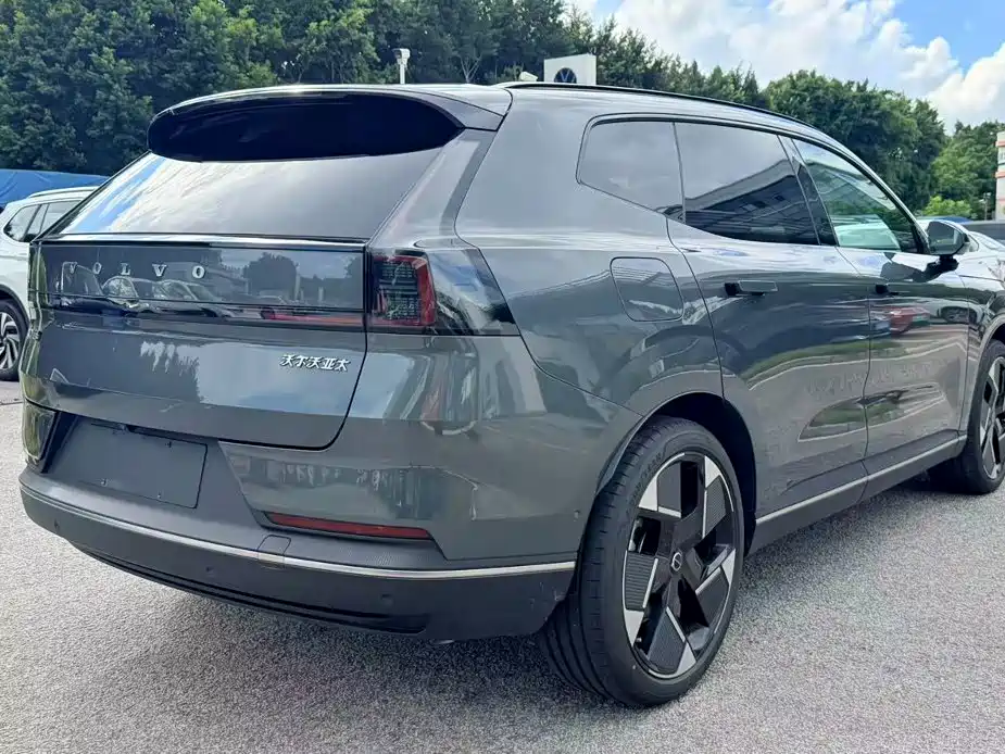 Volvo XC70 Plug-In Hybrid 2025 — фото 9