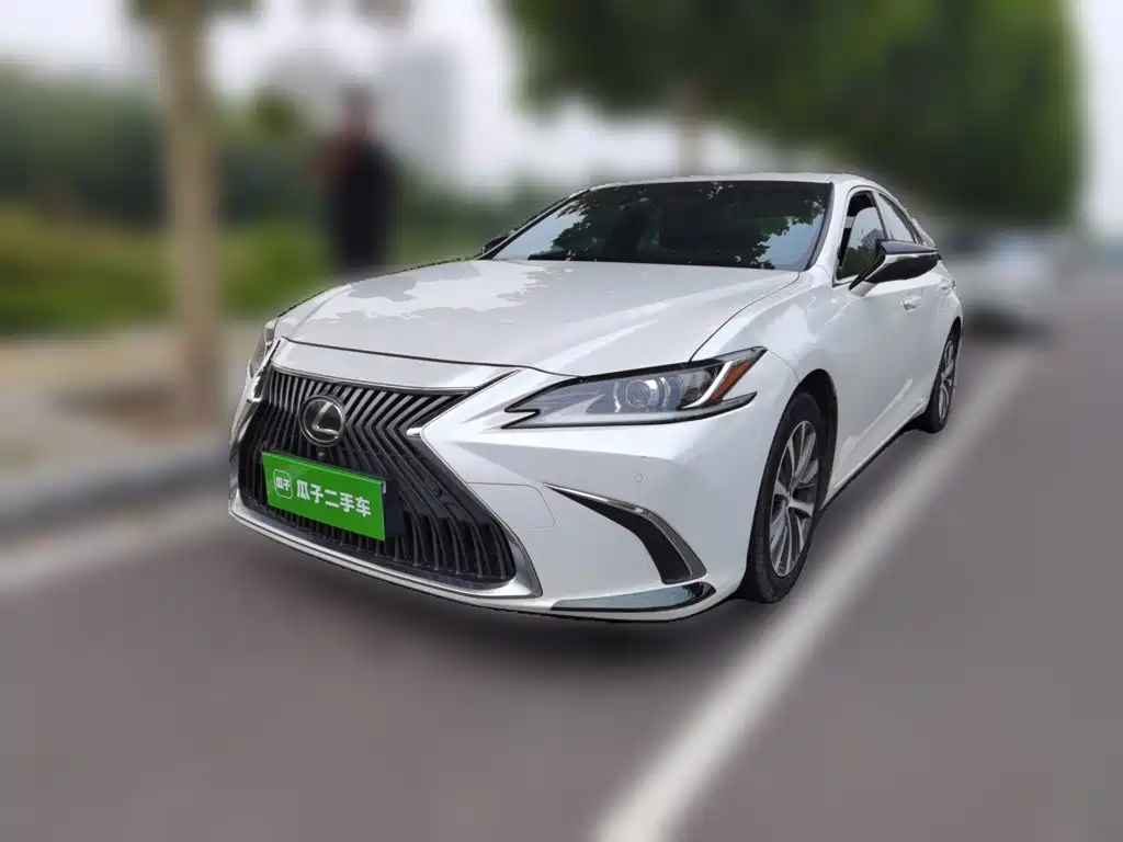 Lexus ES 2019 — фото 1
